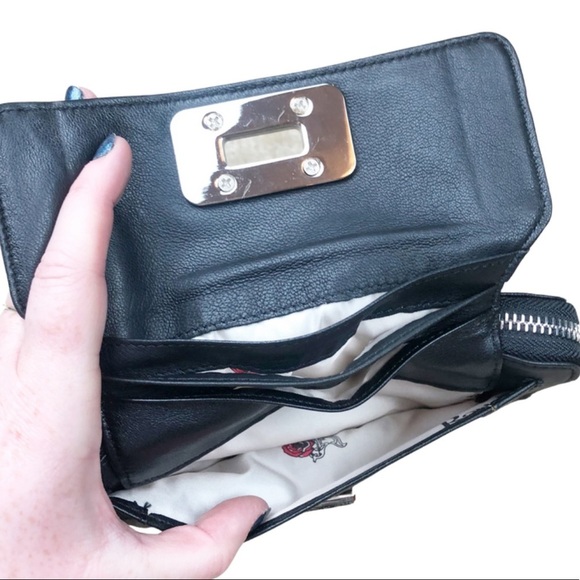 Rough Roses Women’s Black Faux Leather Zip Clutch Wallet Purse Accessory - Picture 4 of 9